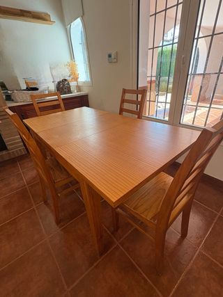Mesa comedor madera extensible. sillas incluidas.
