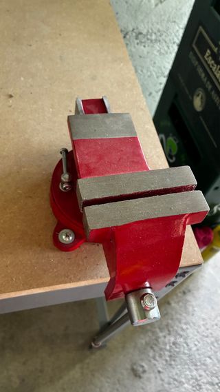 Banco de trabajo metálico y tornillo de banco gira