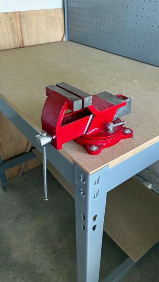 Banco de trabajo metálico y tornillo de banco gira