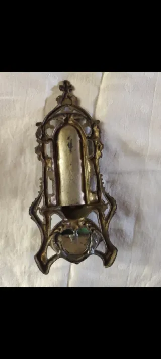 Benditero de metal con figura religiosa