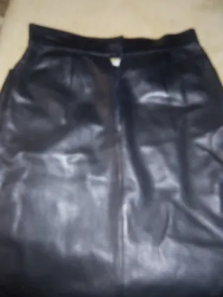 Falda de cuero negra