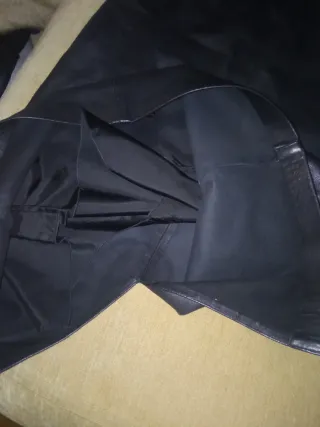 Falda de cuero negra