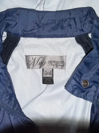 Chaqueta azul con capucha