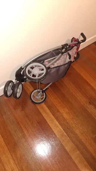 Carro de muñecas con lunares rosas marca juguetos