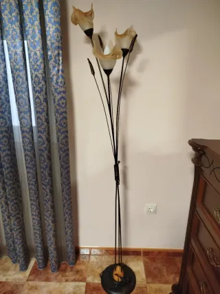 Lámpara de pie de metal y cristal