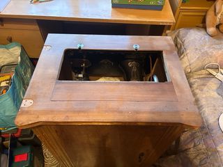 Máquina de coser Kohler histórica con mesa