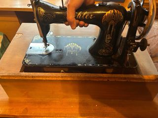 Máquina de coser Kohler histórica con mesa