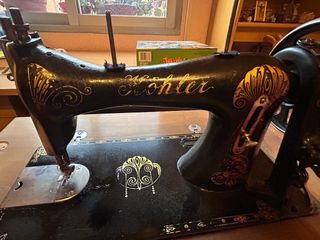 Máquina de coser Kohler histórica con mesa