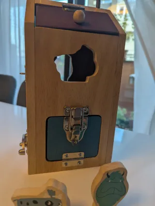 Caja de madera con cerraduras jugete