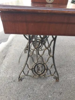 Máquina de Coser Antigua ESCUDER