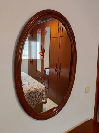 Espejo ovalado con marco de madera