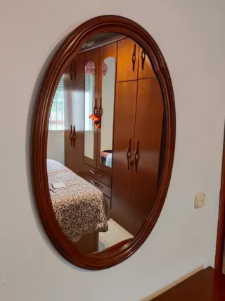 Espejo ovalado con marco de madera