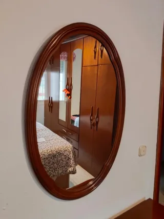 Espejo ovalado con marco de madera