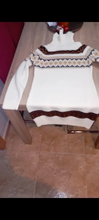 Jersey cuello alto estampado