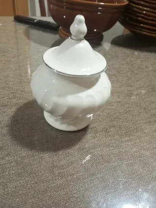 Azucarero de porcelana blanco y plata