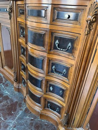 Aparador antiguo de madera y cristal