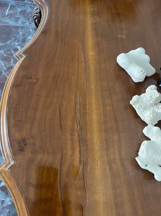 Aparador antiguo de madera y cristal