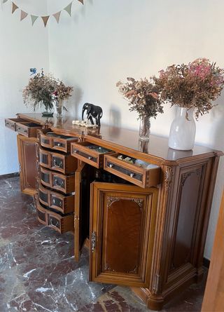 Aparador antiguo de madera y cristal