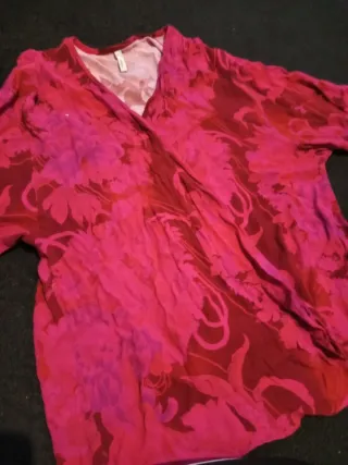 Blusa fucsia floral Mango