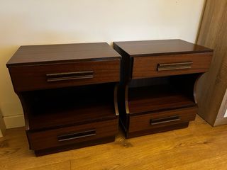 Mesitas de noche de madera oscuras color tabaco