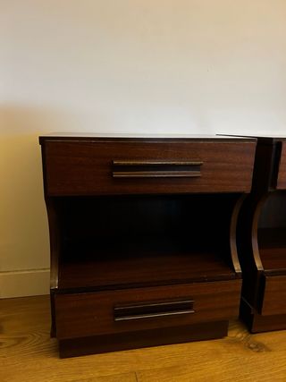 Mesitas de noche de madera oscuras color tabaco