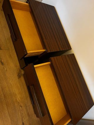 Mesitas de noche de madera oscuras color tabaco