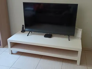 Mesa de TV blanca