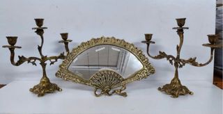 Candelabros y espejo de bronce