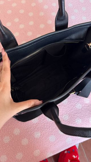 Bolso negro con iniciales BIM