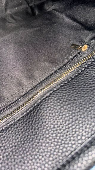 Bolso negro con iniciales BIM