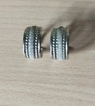 Lote 2 colgantes y 3 pendientes florales