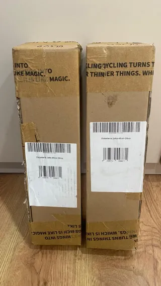 Dos Estanterías de madera.