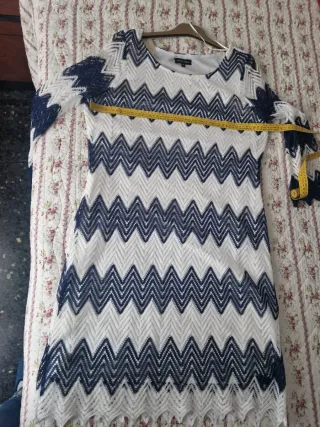 Vestido blanco y azul con zig-zag