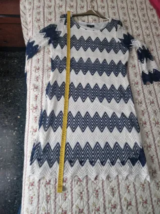 Vestido blanco y azul con zig-zag