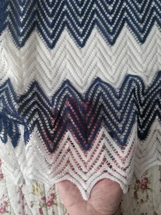 Vestido blanco y azul con zig-zag