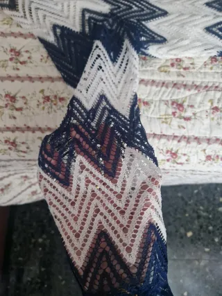 Vestido blanco y azul con zig-zag