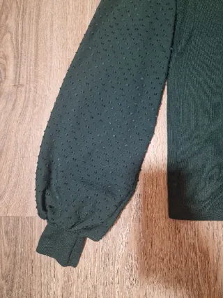 Jersey fino verde con mangas abullonadas