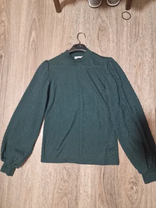 Jersey fino verde con mangas abullonadas