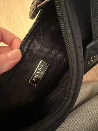 Bolso Negro Prada Re-Edition 2000