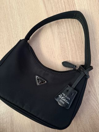 Bolso Negro Prada Re-Edition 2000