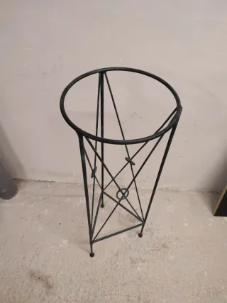Pedestal para plantas de metal