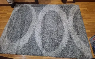 Alfombra gris y blanca de poliéster