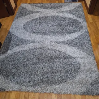 Alfombra gris y blanca de poliéster