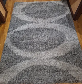 Alfombra gris y blanca de poliéster