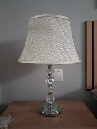 Lámpara de mesita de noche plateada y blanca