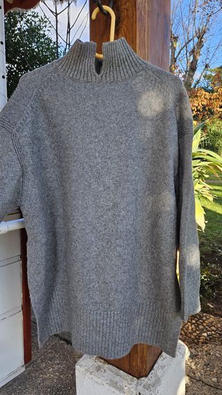 Jersey gris de cuello alto