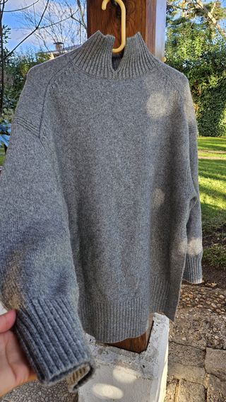 Jersey gris de cuello alto