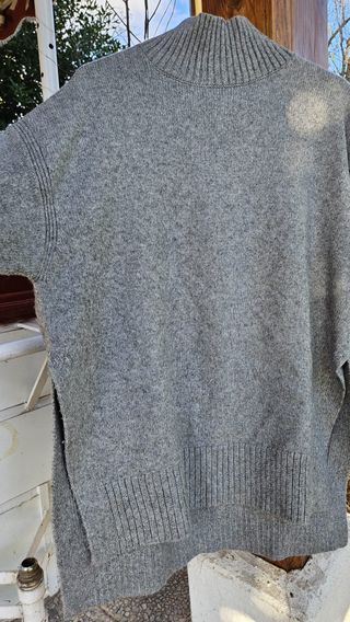 Jersey gris de cuello alto