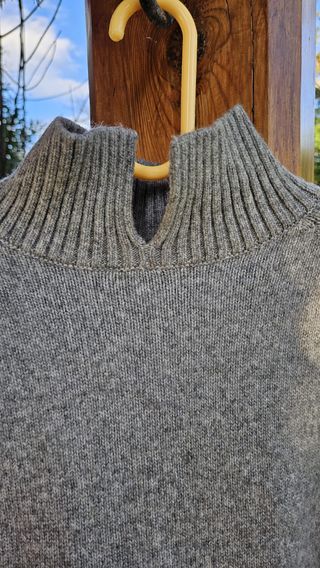 Jersey gris de cuello alto