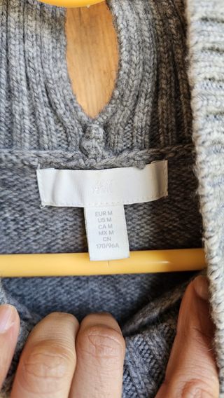 Jersey gris de cuello alto